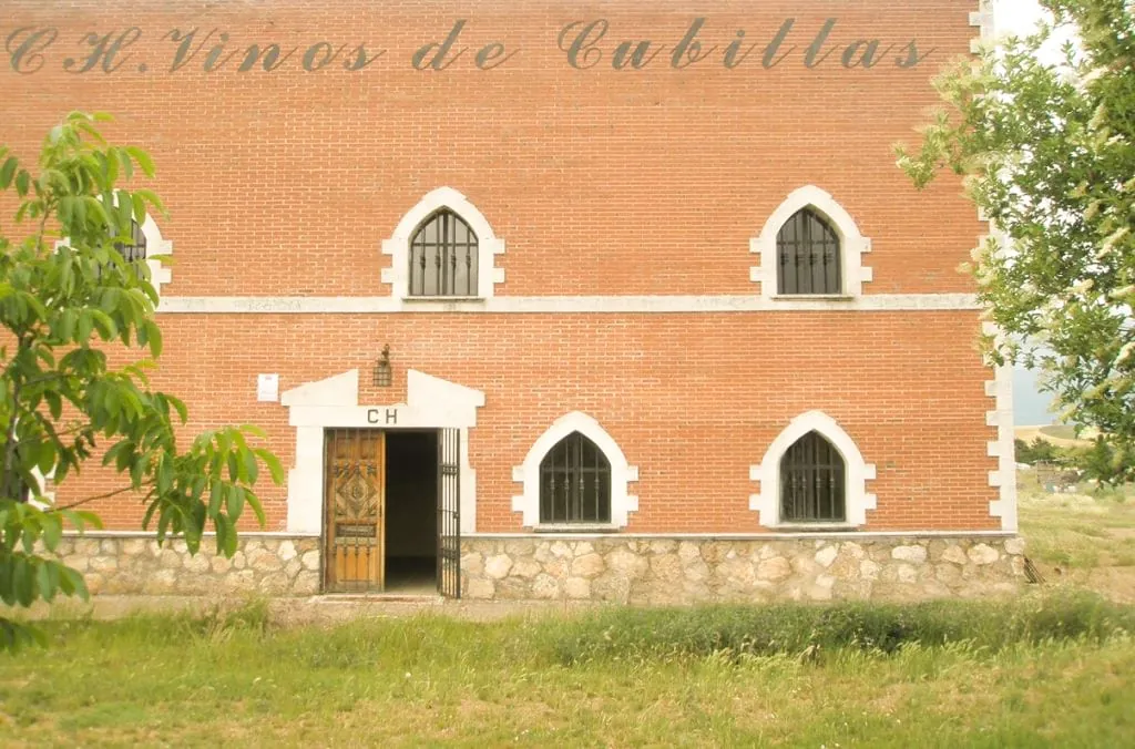 Fachada de ladrillo de la bodega C.H. Vinos de Cubillas